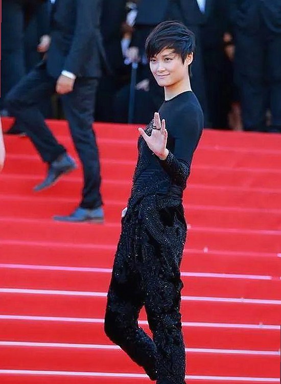 娱乐圈吃瓜群众的幕后故事：他们为何总能抢先爆料？